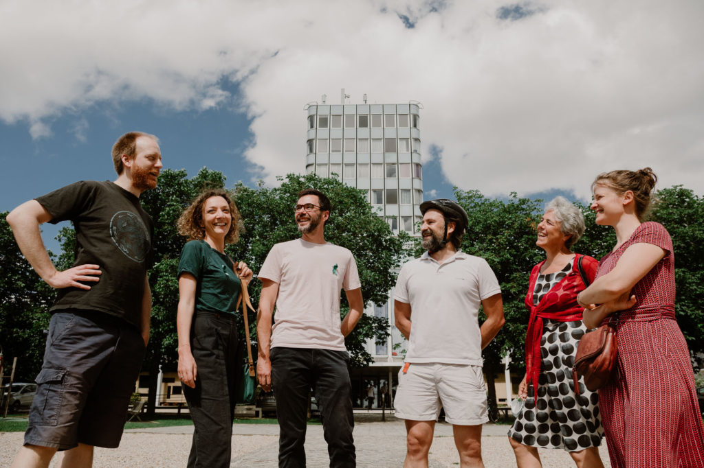 6 membres d'Alternatiba Rosny devant la mairie de Rosny-sous-Bois